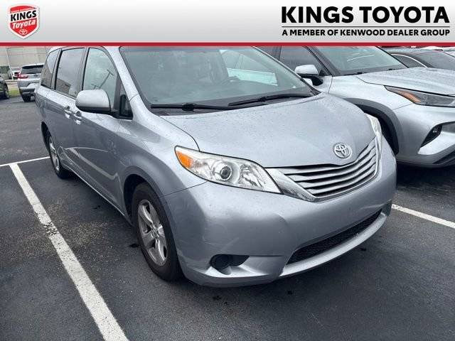 2017 Toyota Sienna LE FWD photo