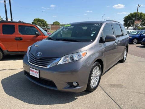 2017 Toyota Sienna XLE Auto Access Seat FWD photo