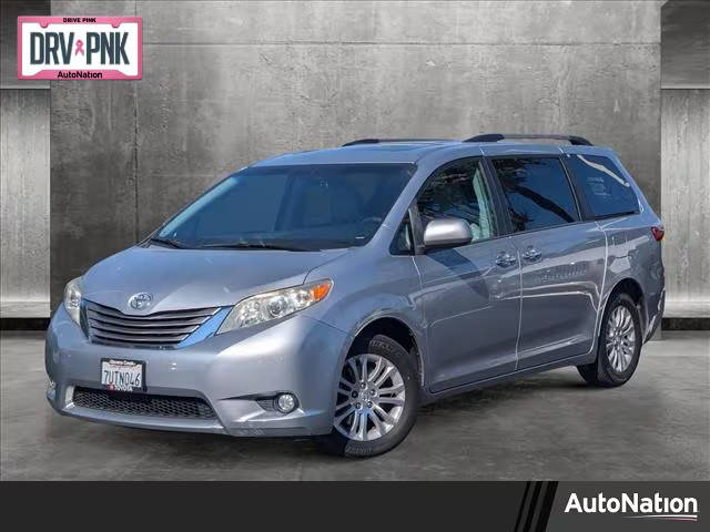 2017 Toyota Sienna XLE Premium FWD photo