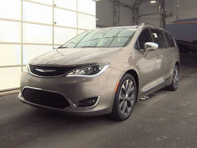 2017 Chrysler Pacifica Minivan Limited FWD photo