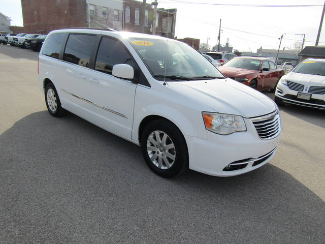 2016 Chrysler Town and Country Touring FWD photo