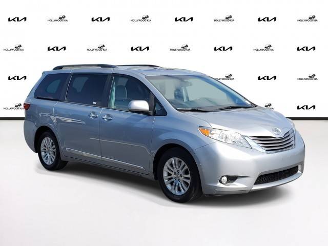 2017 Toyota Sienna XLE Premium FWD photo