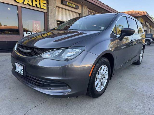 2017 Chrysler Pacifica Minivan Touring FWD photo