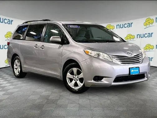 2017 Toyota Sienna LE FWD photo