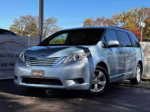 2017 Toyota Sienna LE FWD photo