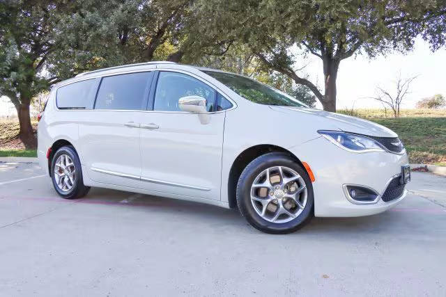 2017 Chrysler Pacifica Minivan Limited FWD photo