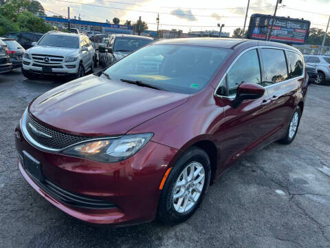 2017 Chrysler Pacifica Minivan Touring FWD photo