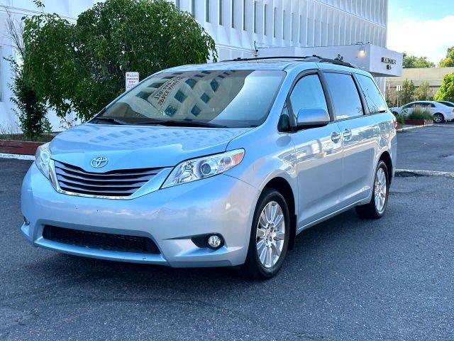 2017 Toyota Sienna XLE AWD photo