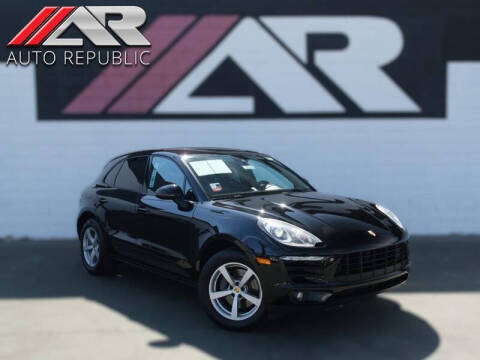 2017 Porsche Macan  AWD photo