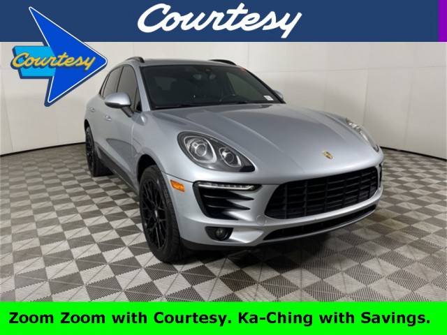 2017 Porsche Macan  AWD photo