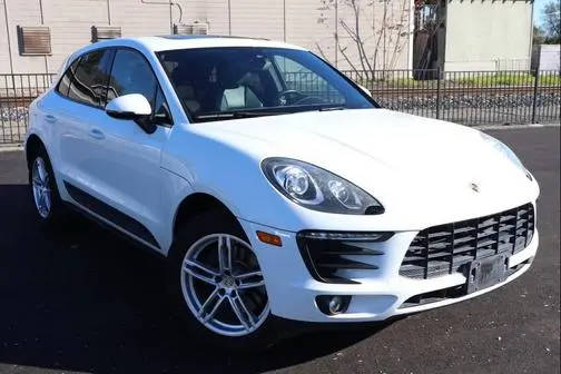 2017 Porsche Macan  AWD photo