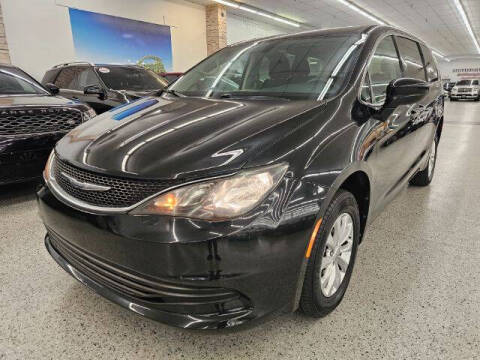 2017 Chrysler Pacifica Minivan Touring FWD photo
