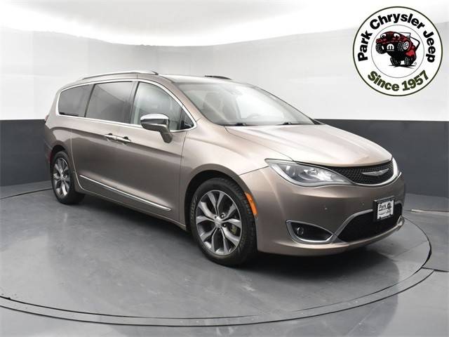 2017 Chrysler Pacifica Minivan Limited FWD photo