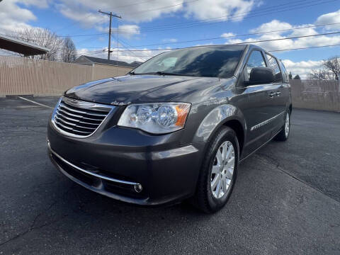 2016 Chrysler Town and Country Touring FWD photo