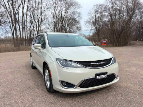 2017 Chrysler Pacifica Minivan Touring-L FWD photo