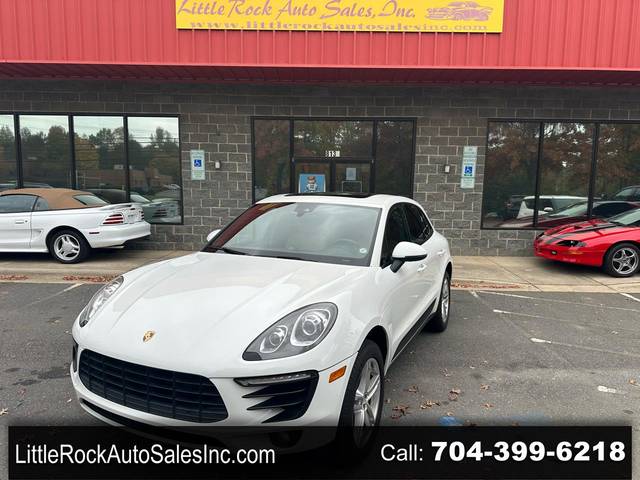 2017 Porsche Macan  AWD photo