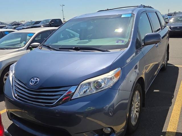 2017 Toyota Sienna XLE FWD photo