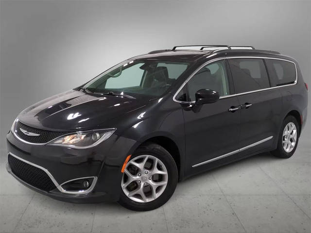 2017 Chrysler Pacifica Minivan Touring-L FWD photo