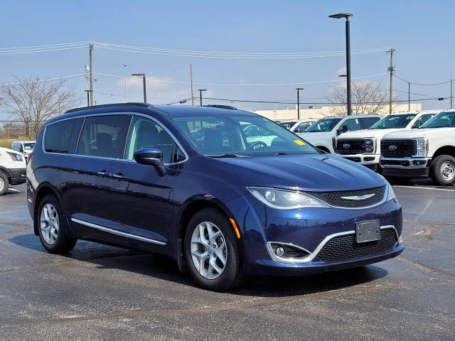 2017 Chrysler Pacifica Minivan Touring-L FWD photo