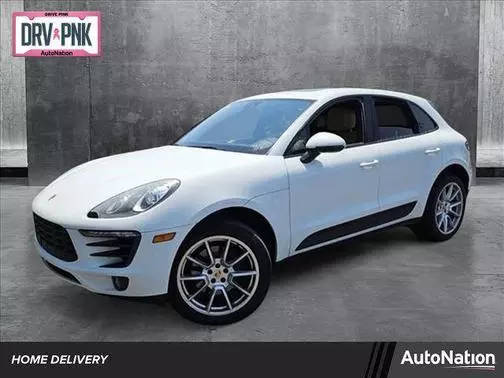 2017 Porsche Macan  AWD photo