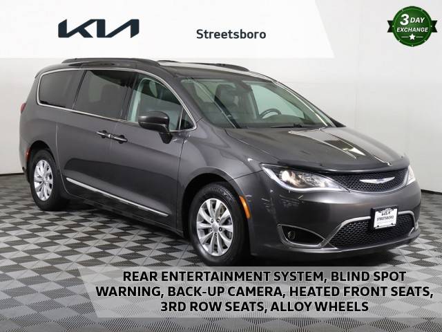 2017 Chrysler Pacifica Minivan Touring-L FWD photo