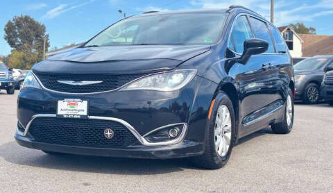 2017 Chrysler Pacifica Minivan Touring-L FWD photo