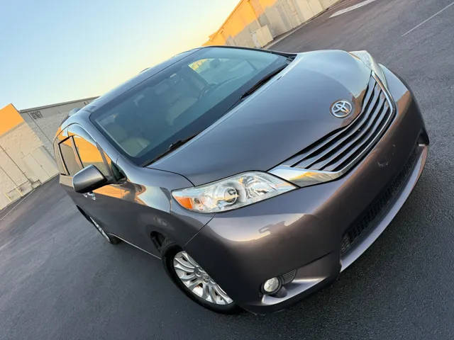 2017 Toyota Sienna XLE FWD photo