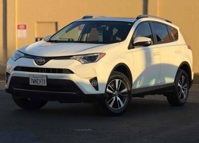 2017 Toyota RAV4 XLE FWD photo