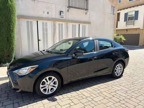 2017 Toyota Yaris FWD photo
