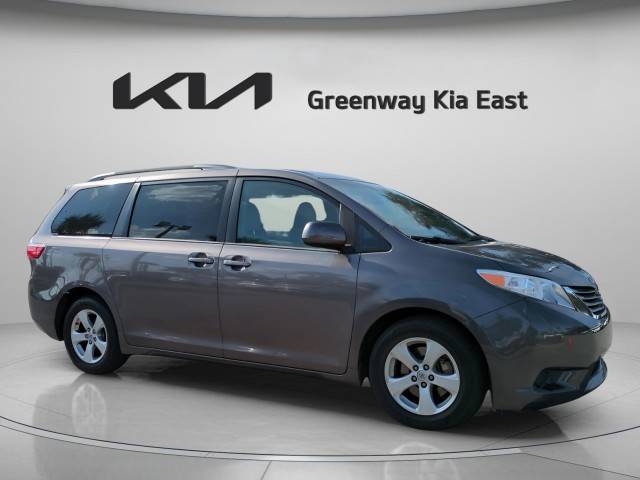 2017 Toyota Sienna LE FWD photo