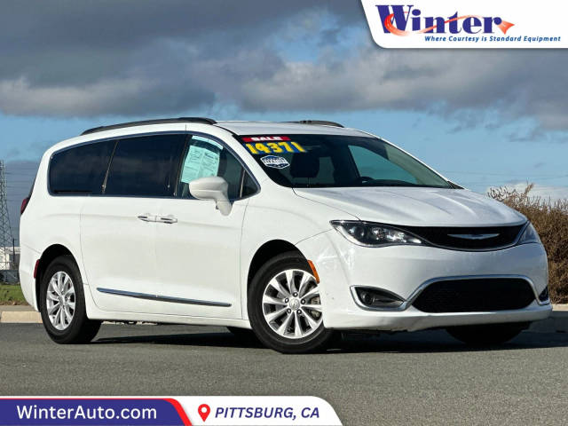 2017 Chrysler Pacifica Minivan Touring-L FWD photo