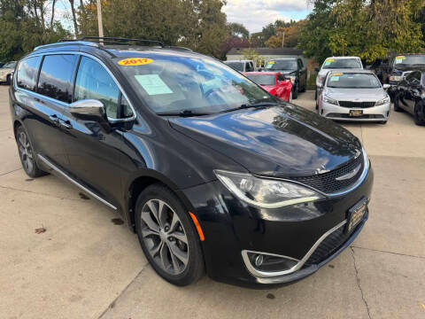 2017 Chrysler Pacifica Minivan Limited FWD photo