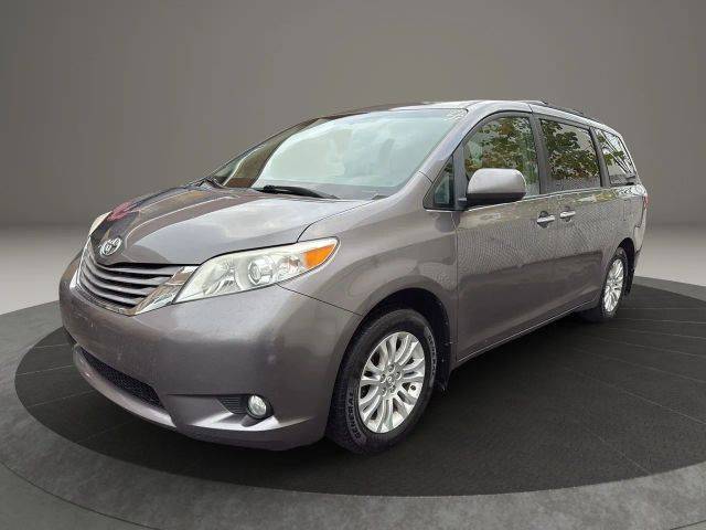 2017 Toyota Sienna XLE FWD photo