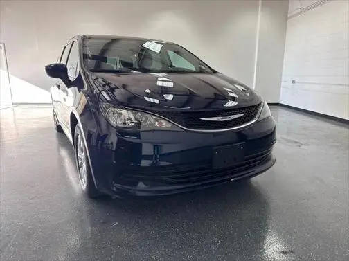 2017 Chrysler Pacifica Minivan Touring FWD photo