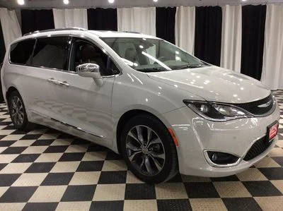 2017 Chrysler Pacifica Minivan Limited FWD photo