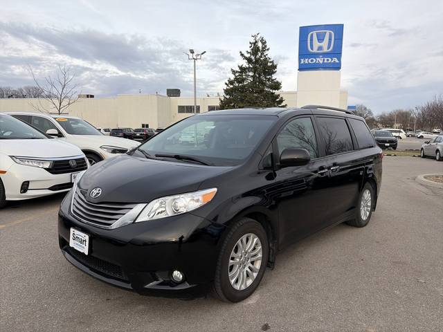 2017 Toyota Sienna XLE FWD photo