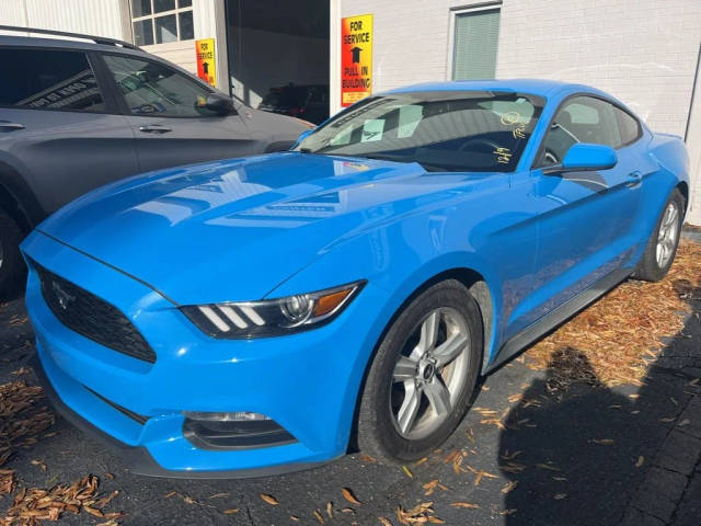 2017 Ford Mustang V6 RWD photo