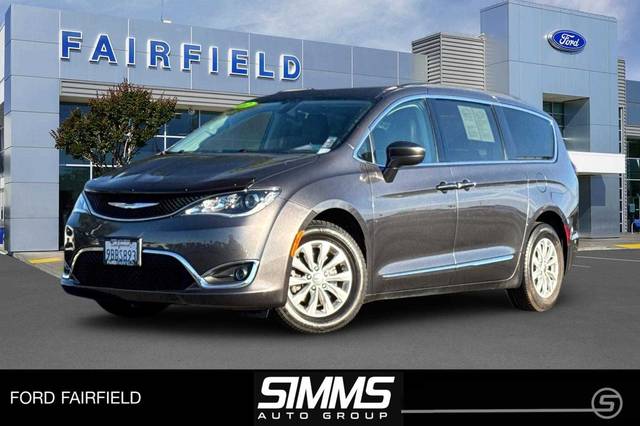 2017 Chrysler Pacifica Minivan Touring-L FWD photo