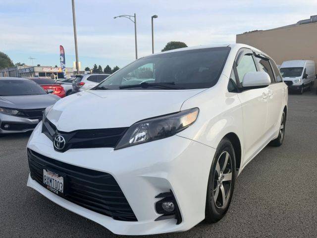 2015 Toyota Sienna LE FWD photo