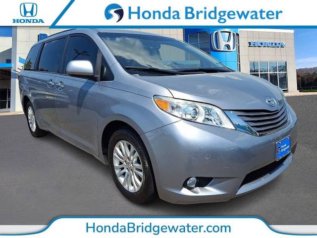 2017 Toyota Sienna XLE FWD photo