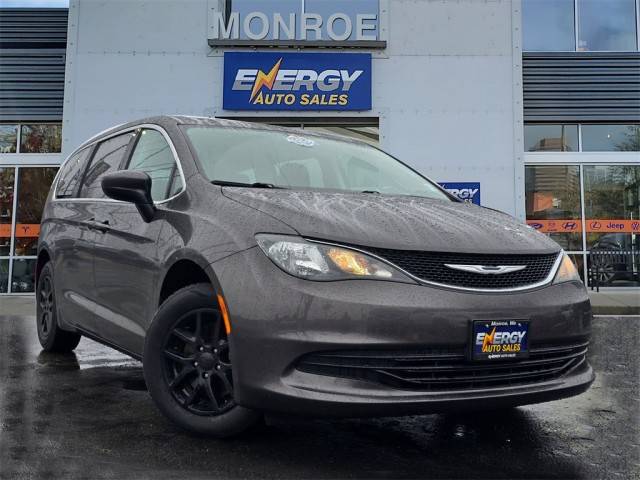 2017 Chrysler Pacifica Minivan Touring FWD photo