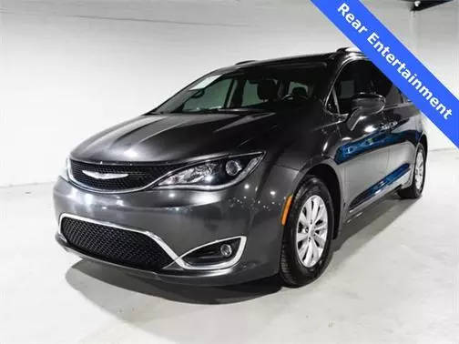 2017 Chrysler Pacifica Minivan Touring-L FWD photo