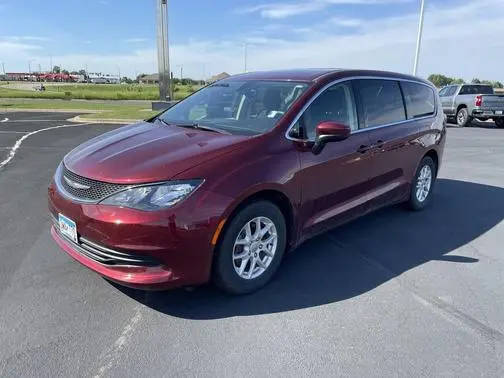 2017 Chrysler Pacifica Minivan Touring FWD photo