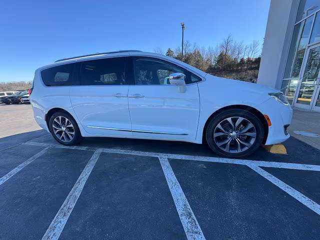 2017 Chrysler Pacifica Minivan Limited FWD photo