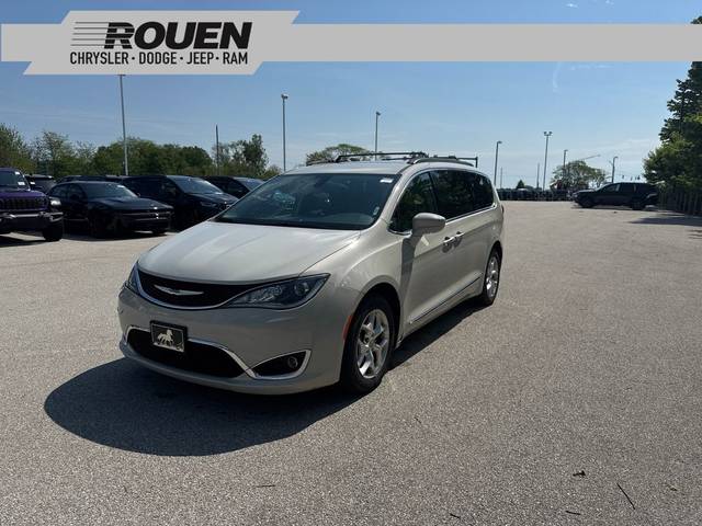 2017 Chrysler Pacifica Minivan Touring-L FWD photo
