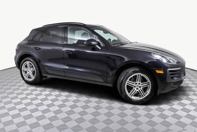2017 Porsche Macan  AWD photo