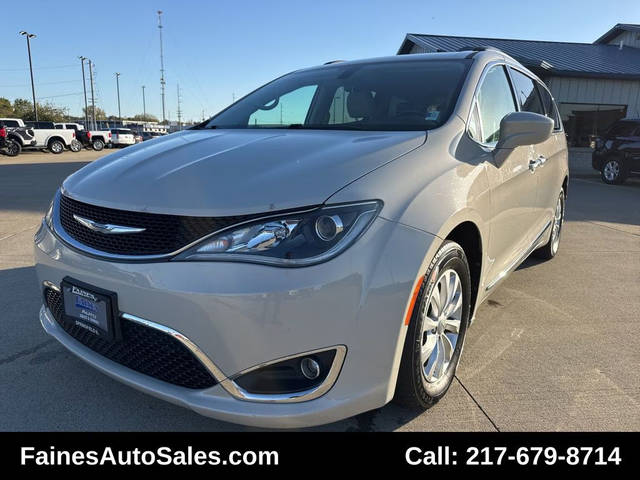2017 Chrysler Pacifica Minivan Touring-L FWD photo