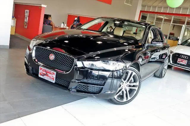 2017 Jaguar XE 35t Premium AWD photo