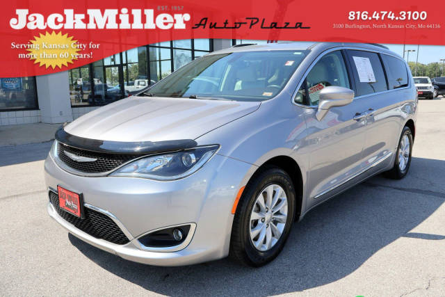 2017 Chrysler Pacifica Minivan Touring-L FWD photo