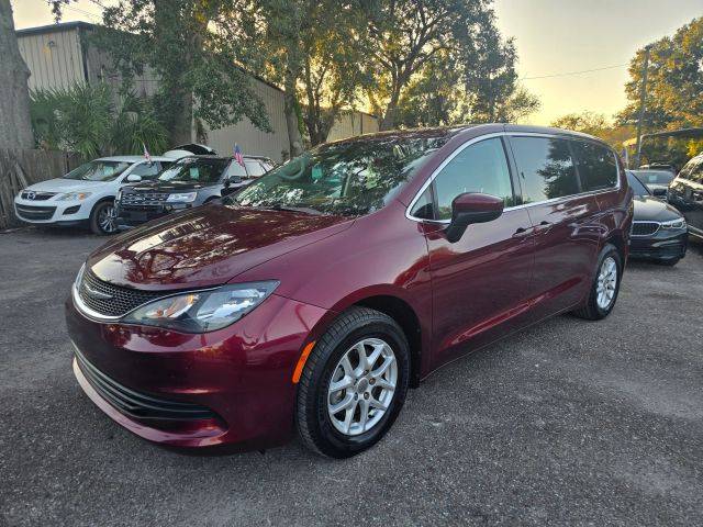 2017 Chrysler Pacifica Minivan Touring FWD photo